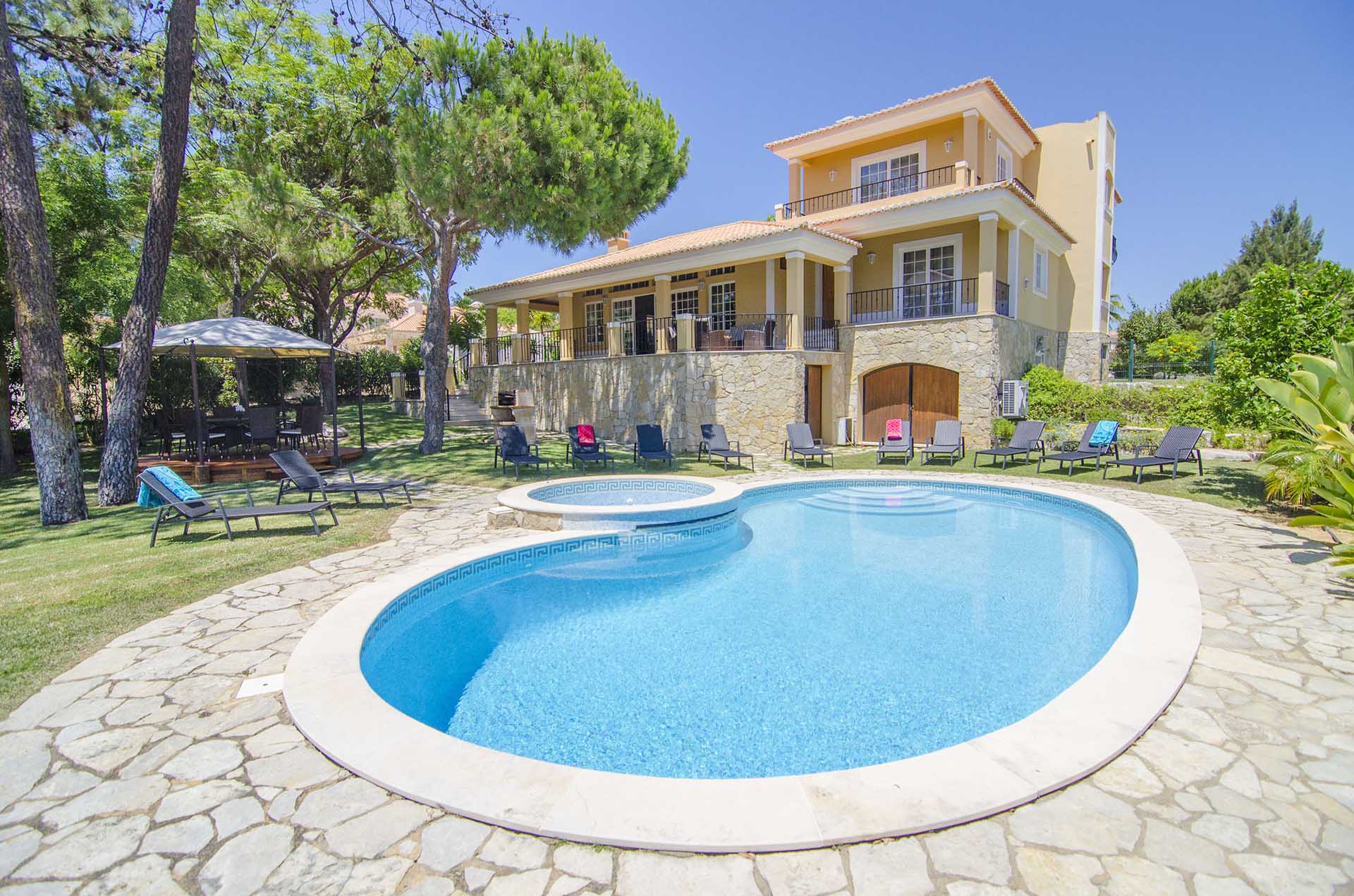 Beautiful holiday villa in the Algarve with swimming pool and outdoor terrace